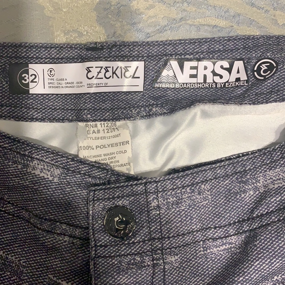 Shorts - Picture 3 of 3